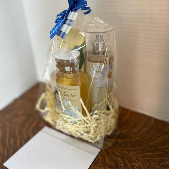 White Tea and Ginger Body Cream, Shower Gel & Mist - Picture 12 of 14